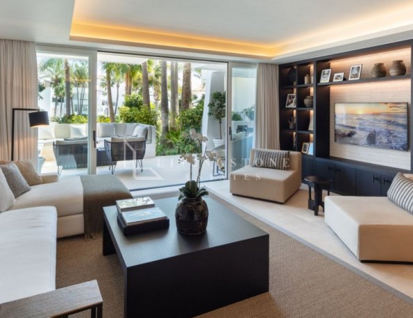 Exquisite Luxury Apartment In Puente Romano