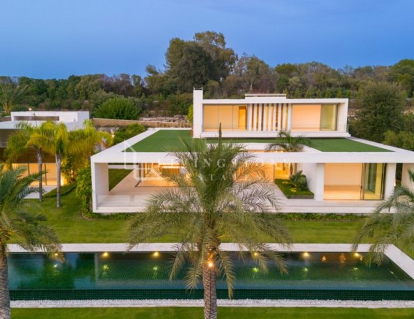 Stunning frontline golf villas boasting luscious garden