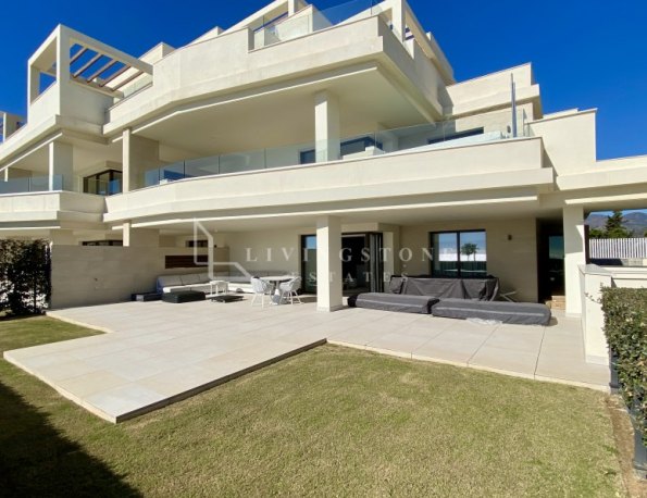 Bienvenido a Velaya 15, un moderno apartamento en planta baja de 3 dormitorios y 3 baños.