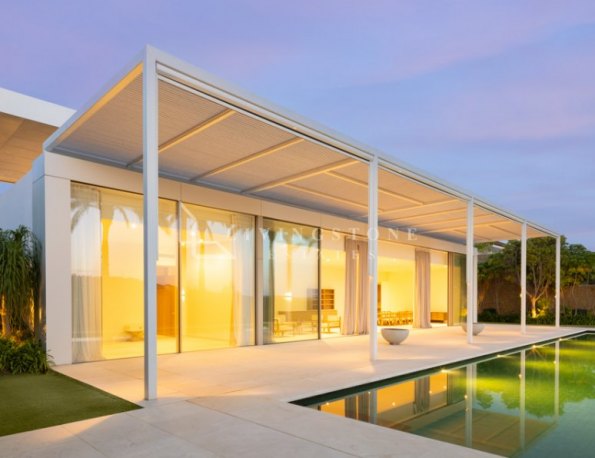 Marvellous frontline gold villa with stunning garden