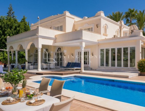 Villa de estilo clásico en el corazón de Paraíso Medio, una zona residencial tranquila y agradable, rodeada de campos de golf