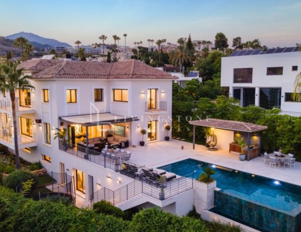 Spectacular contempora villa surrounded by golf courses in El Herrojo.