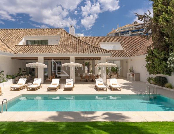 Lujosas villas de estilo andaluz en Puerto Banús (Marbella)
