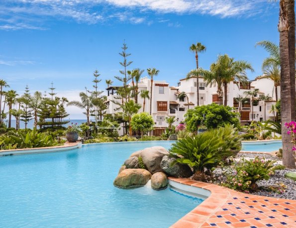 Apartamento totalmente renovado con orientación suroeste en jardines japoneses, Marina Puente Romano.