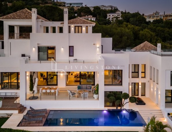 Villa moderna con vistas panorámicas al mar, amaneceres y puestas de sol espectaculares