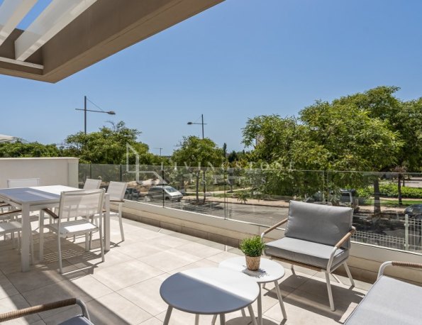 Apartamento contemporáneo en planta baja elevada en South Bay, Estepona