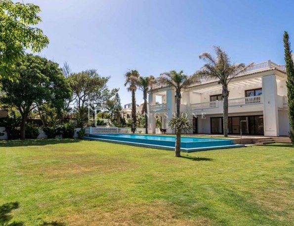 Villa de Lujo de 6 Dormitorios en la Prestigiosa Guadalmina Baja, Casasola, junto a la Playa.