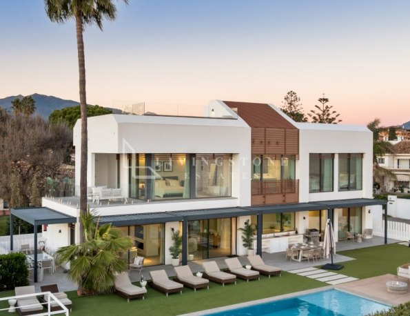 Contemporary frontline beach villa in El Saladillo, Estepona, with sea views.