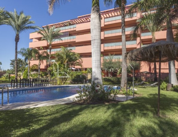 Wohnung zu verkaufen auf Las Salinas, Estepona Ost