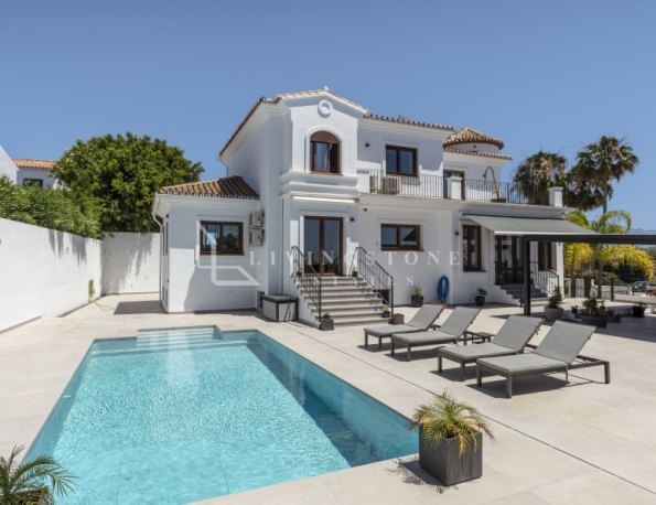 Spacious 6-bedroom villa in Atalaya