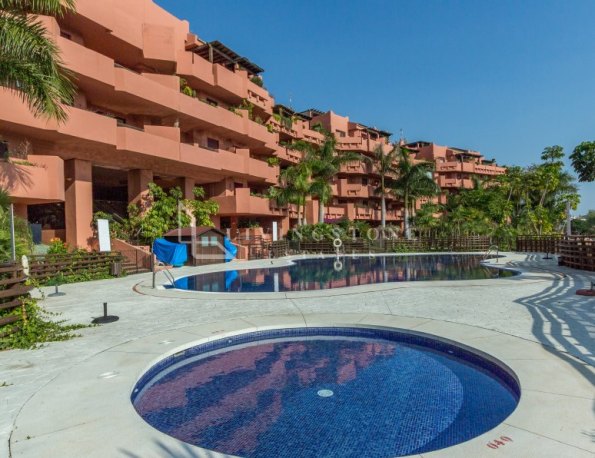 ¡Amplio apartamento de 4 habitaciones junto a la playa en la Nueva Milla de Oro!