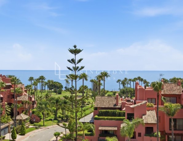 Ático contemporáneo con vistas al mar en Las Salinas, Estepona