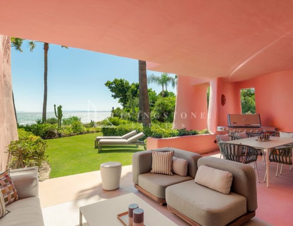 Renovated beachfront apartment in Cabo Bermejo, Estepona