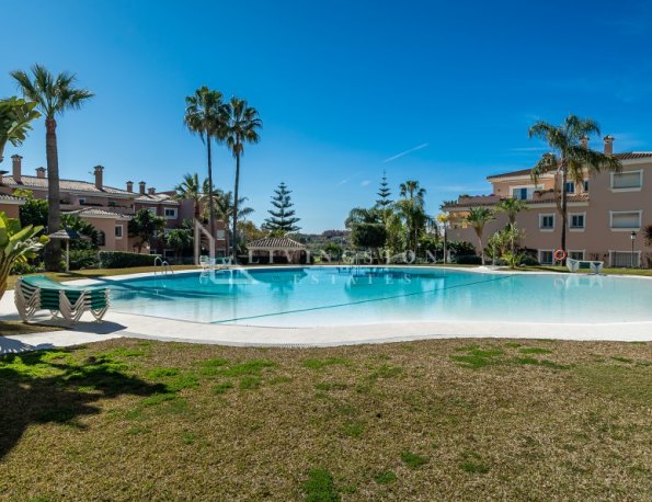Attractive beachside penthouse on New Golden Mile!