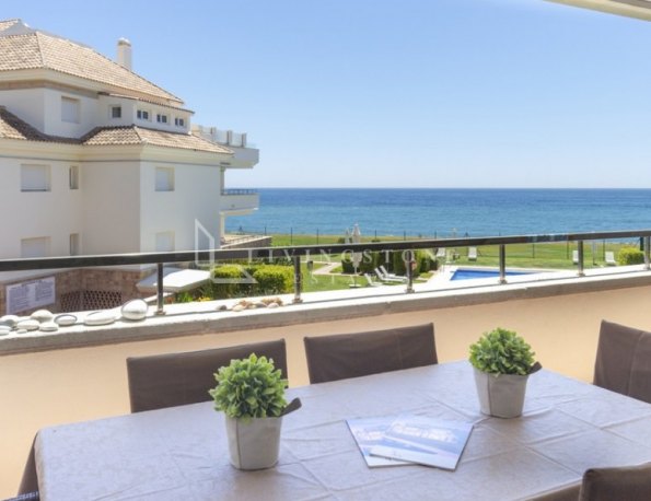 Apartamento en alquiler en Guadalmansa Playa, Estepona Este