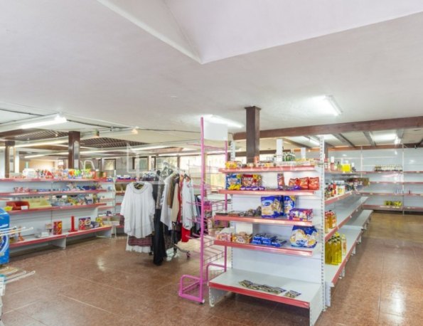 Centro Comercial con Diversos Usos Potenciales en una Parcela de 2.000 m2 cerca de la Playa.