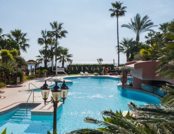 Ático en venta en Menara Beach, Estepona Este