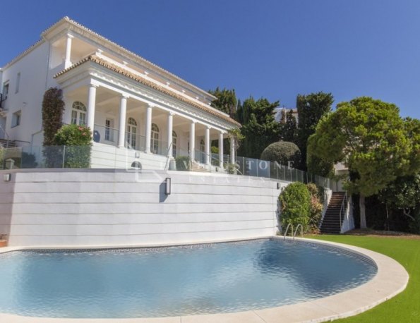 Impresionante Villa de 6 Dormitorios en Torrequebrada con Vistas al Mar y Proximidad a la Playa.