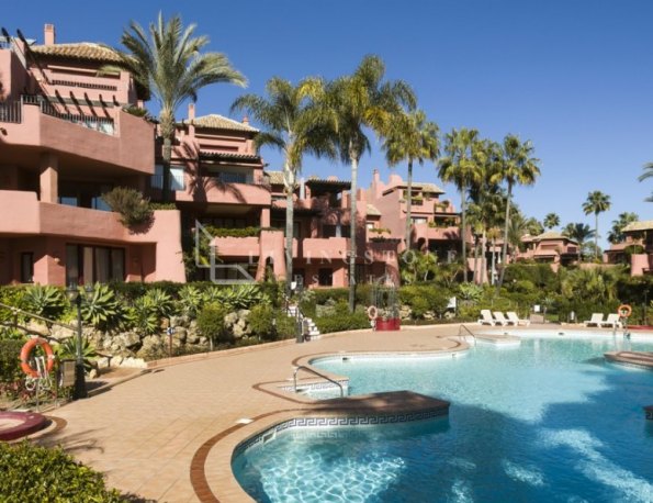 Luxury penthouse in Menara Beach, Estepona, Málaga