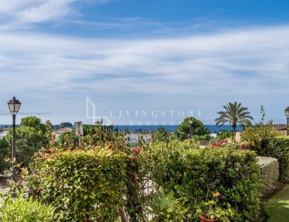 Elegant Ground Floor Apartment with Sea Views in La Resina Golf, Estepona