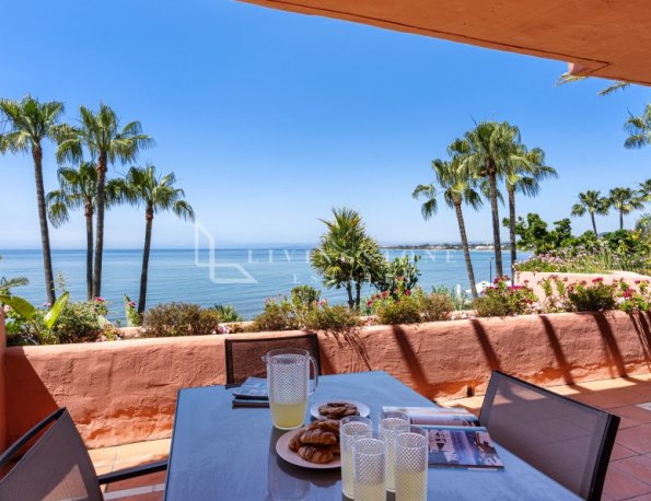 Beachside Apartment with Panoramic Views in Cabo Bermejo, Estepona