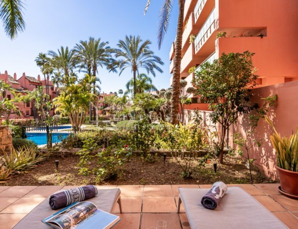 Excelente apartamento en la planta baja en Las Salinas, Estepona