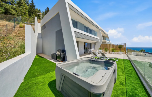 Nowoczesny dom z widokiem na morze, prywatnym ogrodem i jacuzzi w El Chaparral