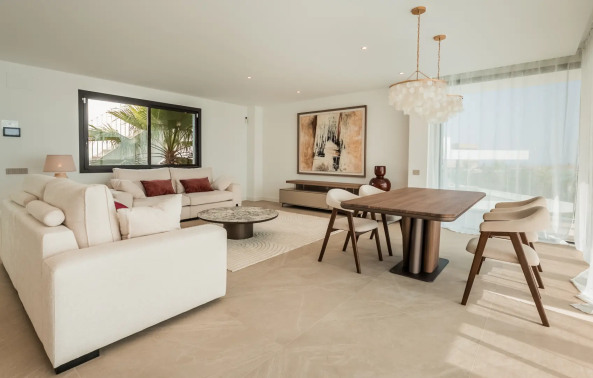 Ekskluzywny penthouse z 3 sypialniami, prywatnym solarium i basenem w prestiżowym SOUL Marbella Sunlife, oferujący panoramiczne widoki na Morze Śródziemne, Santa Clara Golf i zielone wzgórza Marbella East.