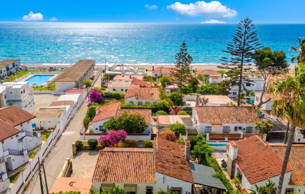 Beachfront house in Jardin Tropical, Manilva, just 100 metres from the sea!!!