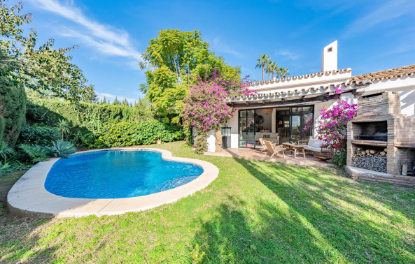 Charming & Artistic 4-Bedroom Villa in Atalaya