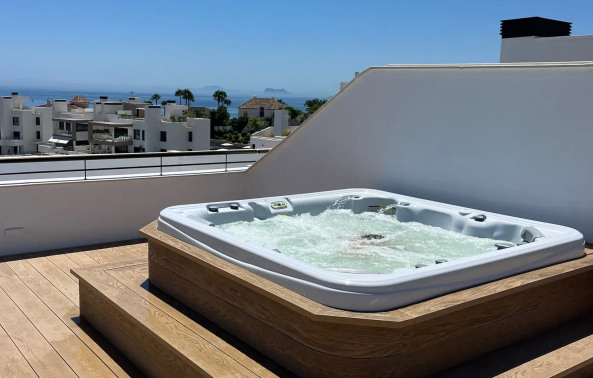 Luxury Penthouse with Rooftop Jacuzzi & Panoramic Sea Views – 115 m² Terraces | Estepona