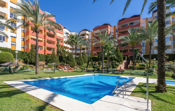 Bright South-Facing 3rd-Floor Apartment with Tourist Licence