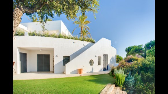 The White Stone Villa with Panoramic Views in Almenara Golf, Sotogrande Alto