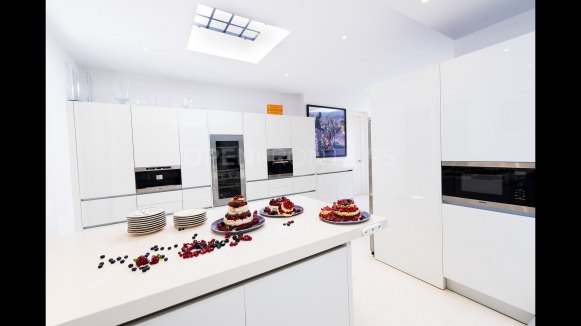 The White Stone Villa with Panoramic Views in Almenara Golf, Sotogrande Alto