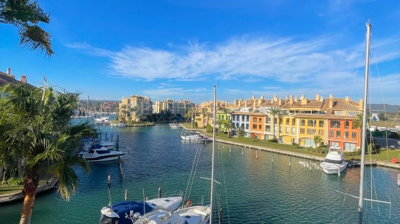 Beautiful Spacious Penthouse Apartment overlooking The Marina