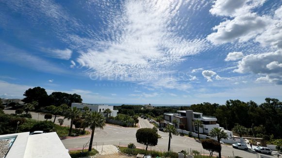 Villa Ebony: Nieuwbouwvilla met Uitzicht op Zee, dicht bij de school, in Sotogrande – Ontworpen door Lago Architects