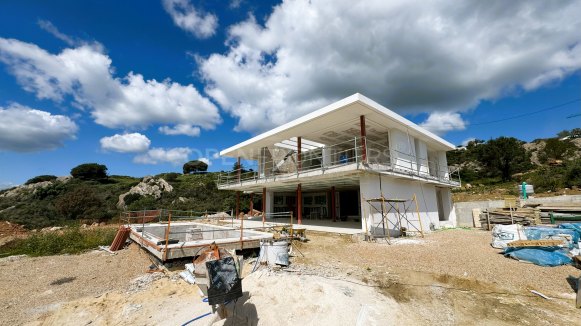 Villa Ebony: Nieuwbouwvilla met Uitzicht op Zee, dicht bij de school, in Sotogrande – Ontworpen door Lago Architects