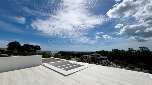 Villa Ebony: Nieuwbouwvilla met Uitzicht op Zee, dicht bij de school, in Sotogrande – Ontworpen door Lago Architects