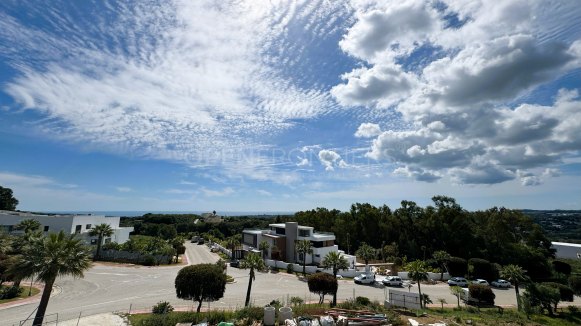 Villa Ebony: Nieuwbouwvilla met Uitzicht op Zee, dicht bij de school, in Sotogrande – Ontworpen door Lago Architects