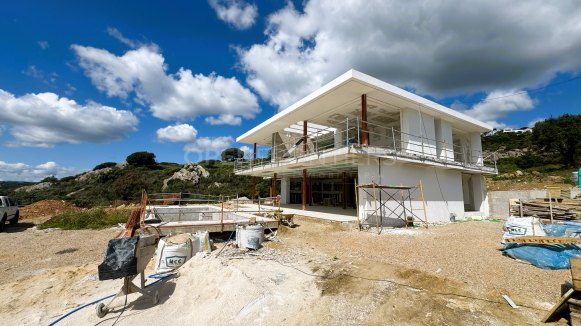 Villa Ebony: Nieuwbouwvilla met Uitzicht op Zee, dicht bij de school, in Sotogrande – Ontworpen door Lago Architects