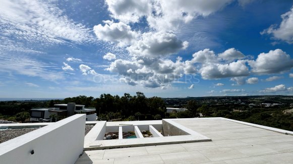 Villa Ebony: Nieuwbouwvilla met Uitzicht op Zee, dicht bij de school, in Sotogrande – Ontworpen door Lago Architects