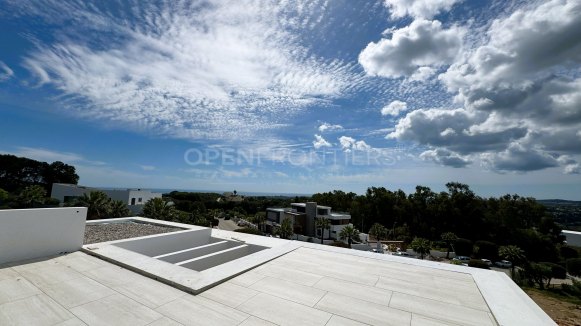 Villa Ebony: Nieuwbouwvilla met Uitzicht op Zee, dicht bij de school, in Sotogrande – Ontworpen door Lago Architects