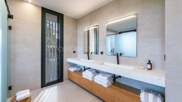 Villa KOA de Lago Architects: New build villa for sale in Sotogrande Costa