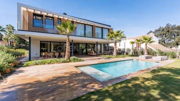Villa KOA de Lago Architects: New build villa for sale in Sotogrande Costa