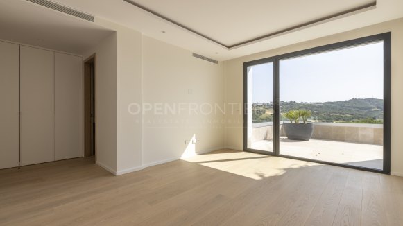 Nieuwbouwvilla met spectaculair uitzicht op zee en golf in Sotogrande Alto