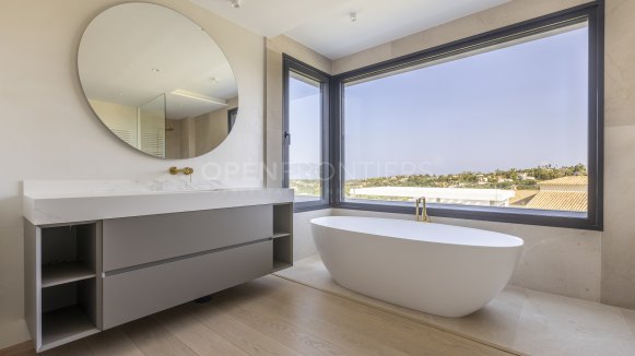 Nieuwbouwvilla met spectaculair uitzicht op zee en golf in Sotogrande Alto