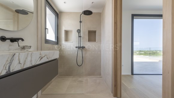 Nieuwbouwvilla met spectaculair uitzicht op zee en golf in Sotogrande Alto