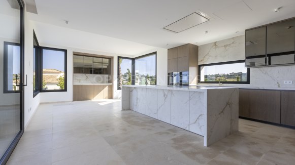 Nieuwbouwvilla met spectaculair uitzicht op zee en golf in Sotogrande Alto