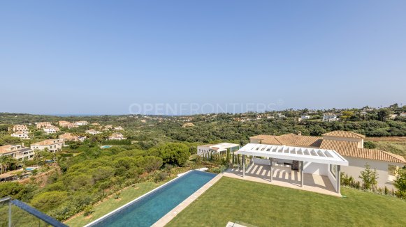 Nieuwbouwvilla met spectaculair uitzicht op zee en golf in Sotogrande Alto