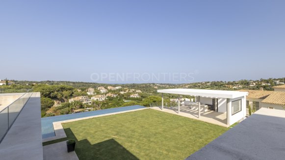 Nieuwbouwvilla met spectaculair uitzicht op zee en golf in Sotogrande Alto